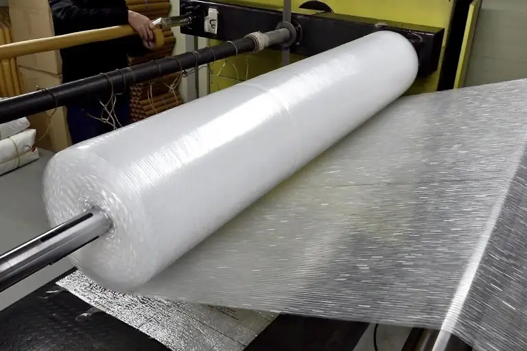 Embalaje industrial con plástico burbuja para protección de componentes durante procesos de manufactura