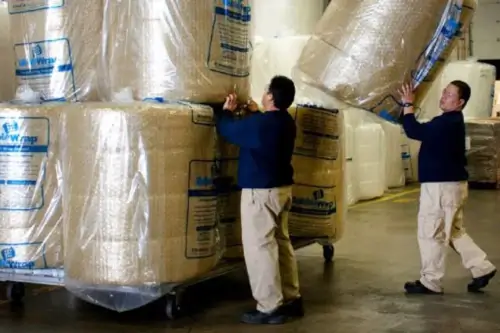 Plástico burbuja utilizado en logística y transporte para proteger mercancía durante