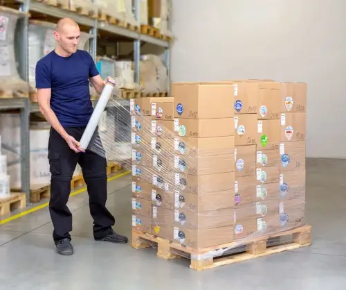 Stretch film aplicado en pallets para almacenamiento y transporte seguro de mercancía industrial.